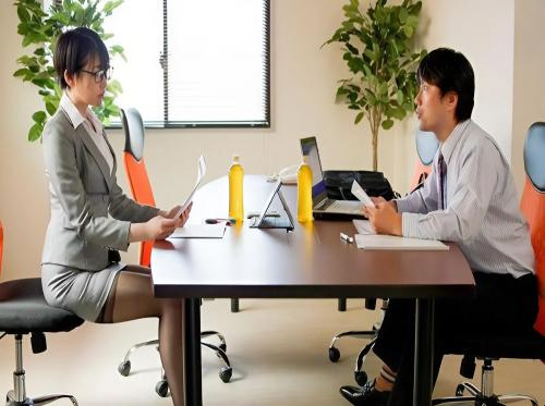 Vợ tôi lén lút đi phỏng vấn xin việc và cái kết