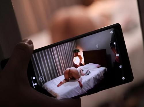 Nửa đêm dậy xem em dâu thủ dâm