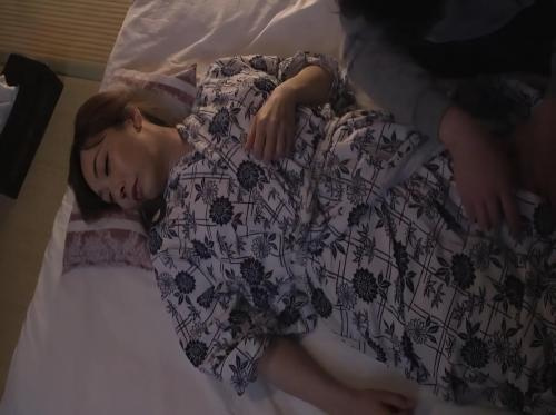 Nửa đêm lẻn vào phòng hiếp dâm mẹ vợ