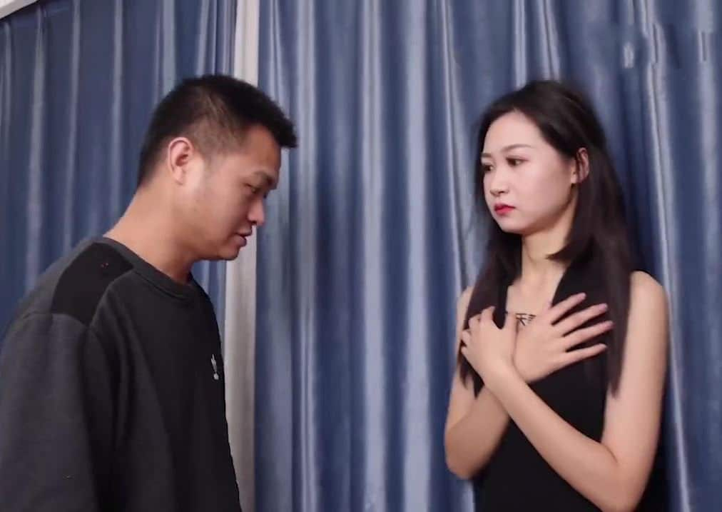 Dia pergi membantu isteri jirannya membetulkan komputernya dan kemudian merogolnya