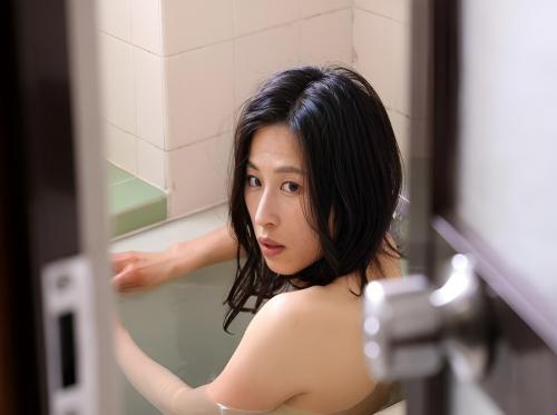 Nhìn lén chị dâu tắm và cái kết